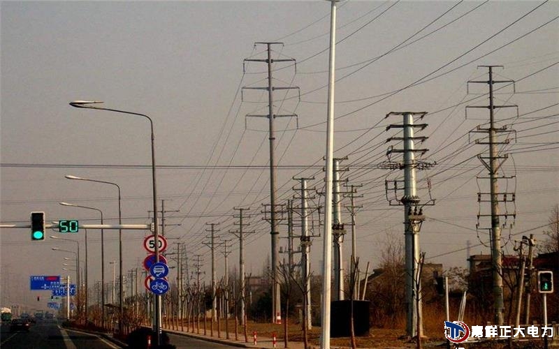 電線桿支點(diǎn)兩邊面使用木墊塞牢，綁扎結(jié)實(shí)，避免翻滾、跳動(dòng)和磕碰，重心要平穩(wěn)，裝車(chē)完成后使用鋼絲繩系緊